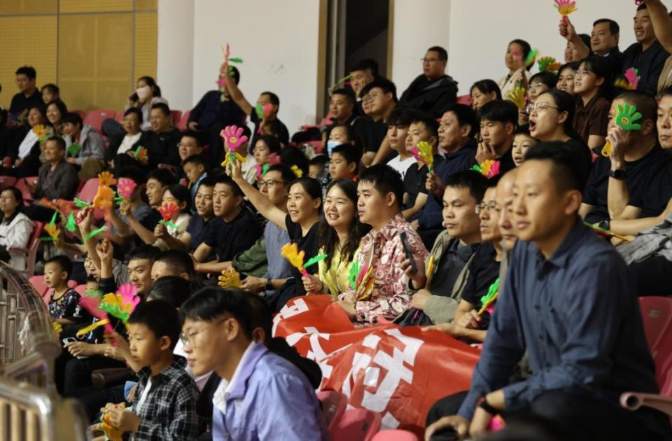 表队与市城, 式当晚决出, 场上默契配